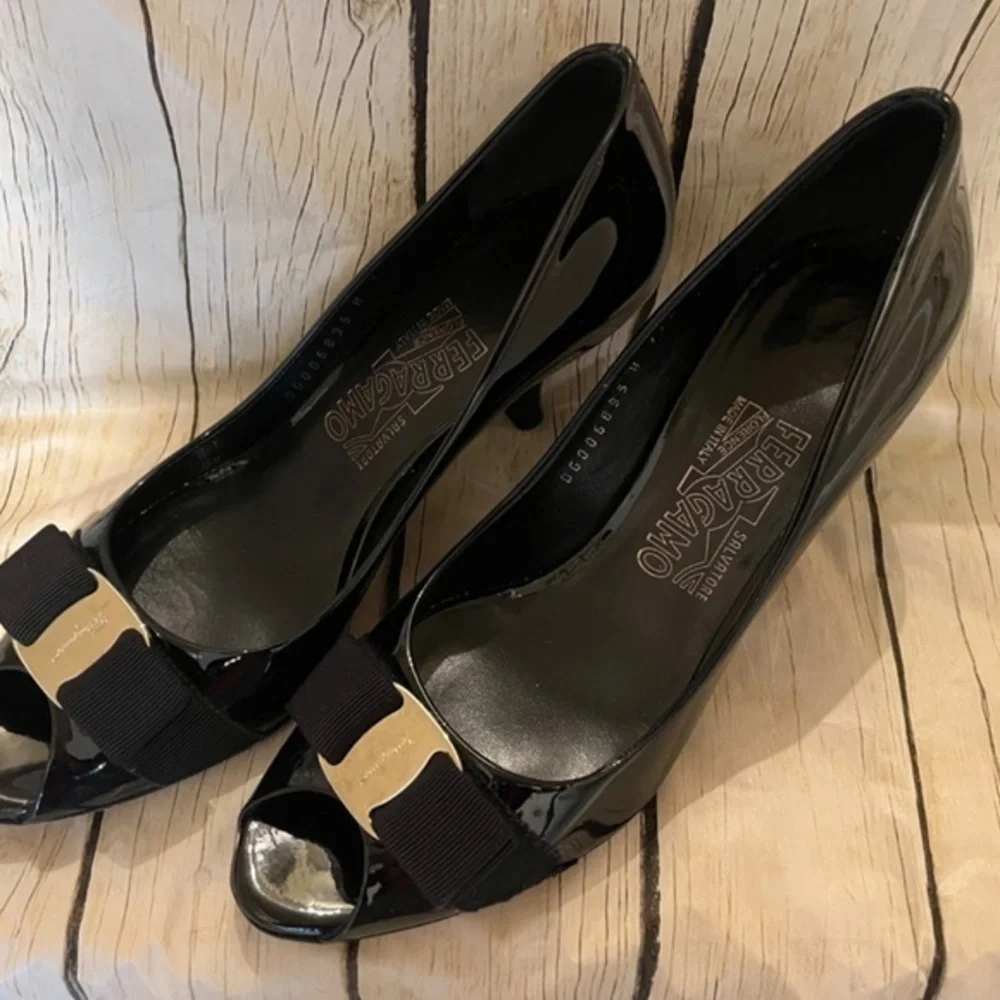 Salvatore Ferragamo Ribes 70 Vara‎ Bow Black Patent Shoes Heels Pumps 7.5 AA
